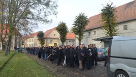 Na pohřeb mladého Roma, který zemřel v žatecké pizzerii, přišly asi dvě stovky lidí.