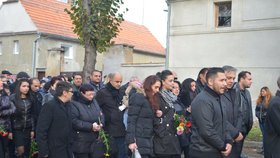 Na pohřeb mladého Roma, který zemřel v žatecké pizzerii, přišly asi dvě stovky lidí.