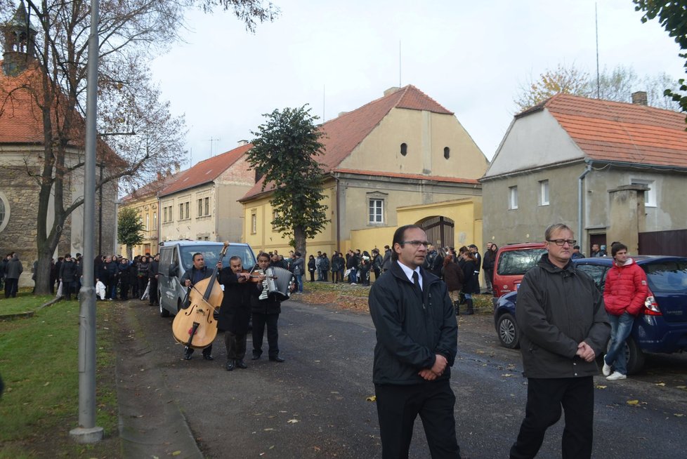 Na pohřeb mladého Roma, který zemřel v žatecké pizzerii, přišly asi dvě stovky lidí.