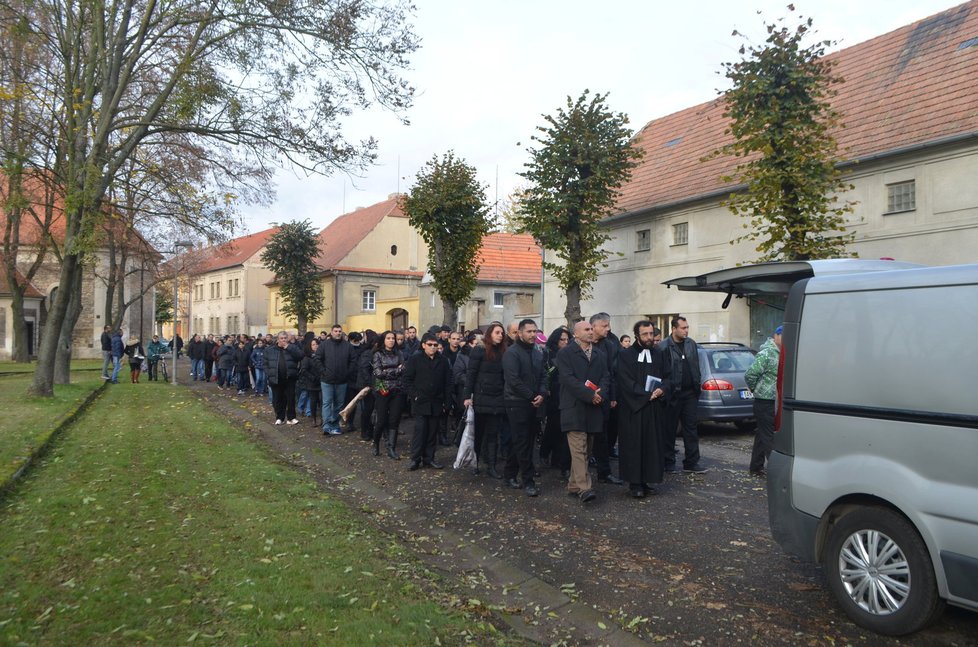 Na pohřeb mladého Roma, který zemřel v žatecké pizzerii, přišly asi dvě stovky lidí.