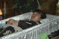 Pohřeb oběti sériového vraha - smutek a pláč