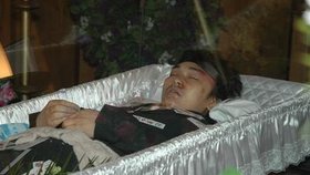 Během buddhistického obřadu bylo tělo zavražděného Dao Van Tinh vystaveno v rakvi