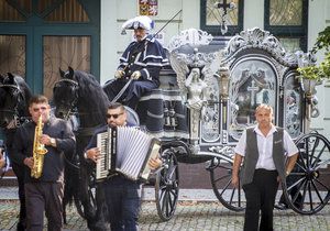 Pohřeb Františka Gažíka (†73), významné romské autority, byl velkolepý. Ostravou prošel smutečný průvod, v jehož čele jel jediný pohřební kočár u nás tažený párem fríských koní.