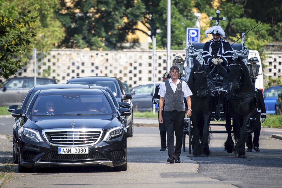 Pohřeb Františka Gažíka (†73) , významné romské autority, byl velkolepý. Ostravou prošel smutečný průvod v jehože čele jel jediný pohřební kočár u nás tažený párem fríských koní.