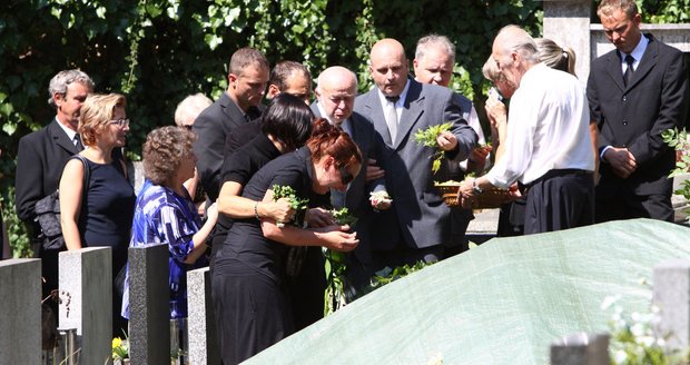 Dcera Lenka na pohřbu svého tatínka, který zemřel po střetu s Darou Rolins