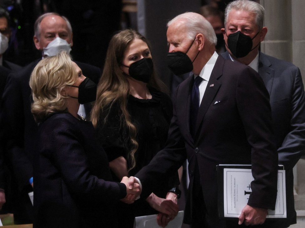 Pohřeb Madeleine Albrightová: Americký prezident Joe Biden a politička Hillary Clintonová (27.4.2022)