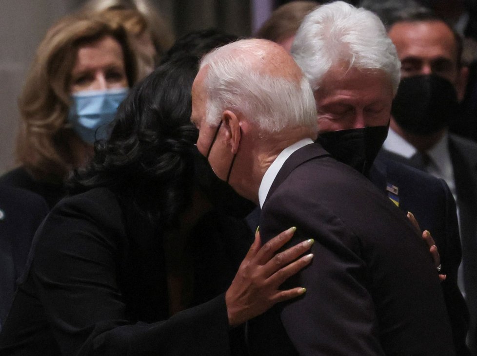 Pohřeb Madeleine Albrightová: Americký prezident Joe Biden a exprezident Bill Clinton (27.4.2022)