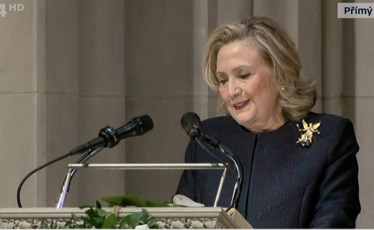 Pohřeb Madeleine Albrightové: Smuteční řeč přednesla také exkandidátka na prezidentku Hillary Clintová (27.4.2022)