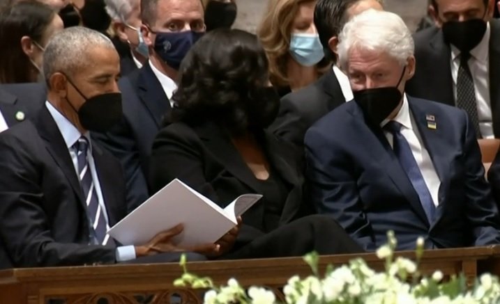 Pohřeb Madeleine Albrightové: Exprezident Barack Obama s manželkou Michelle a exkandidátka na prezidentku Hillary Clintonová (27.4.2022)