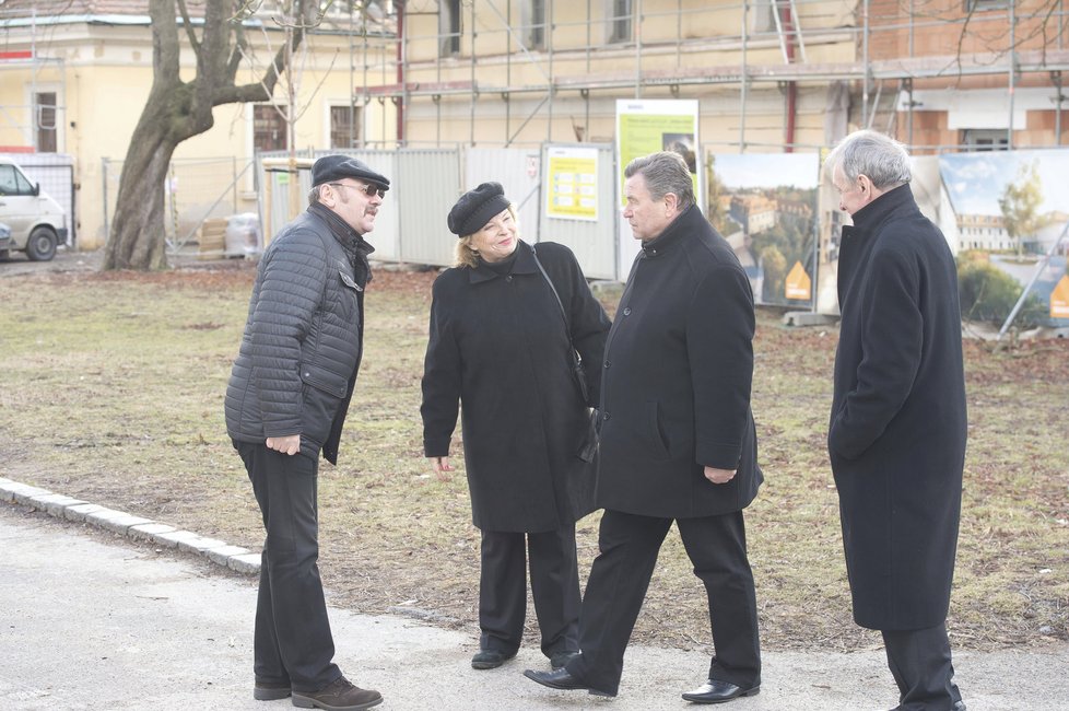 Vlevo manželé Jan Patera a Libuše Švormová, herec Václav Postránecký