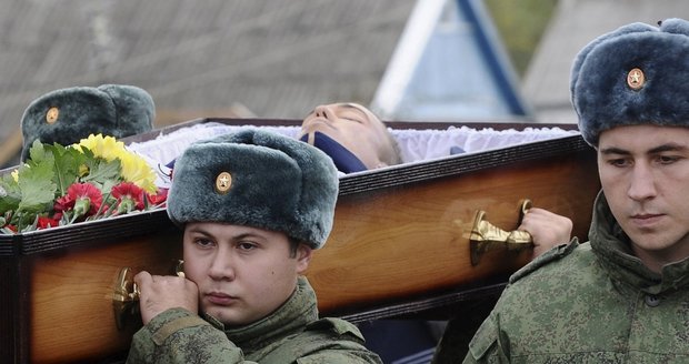 Pohřeb padlého ruského vojáka (†19) v Sýrii: Oběsil se kvůli přítelkyni?