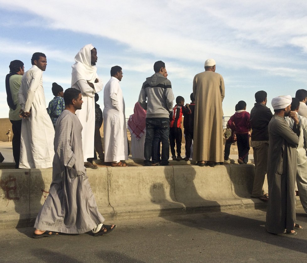 Obyvatelé Saúdské Arábie se již scházejí na hřbitově, kde bude jejich král pochován.