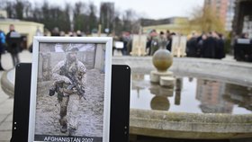 V Praze pohřbili veterána Regiho, přiletěly gripeny a vrtulníky