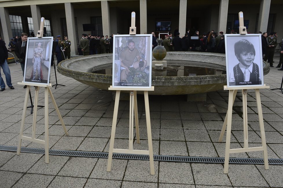 V Praze pohřbili veterána Regiho, přiletěly gripeny a vrtulníky
