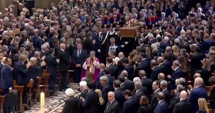 Al funerale di Berlusconi hanno partecipato volti noti: tra gli ospiti c’erano Meloniová e Orbán