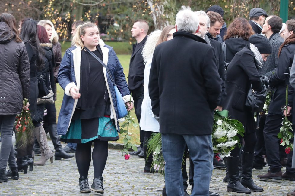 Lucie Polišenská s ostatními herci na pohřbu