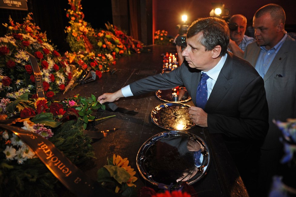 Jan Fischer položil květinu na památku zesnulého Ladislava Smoljaka.