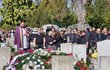 Mladého taxikáře Viktora M. pohřbili v bílé rakvi. Pohřeb doprovázela živá kapela  písní Adagio od italského skladatele Tomasa Albinoniho.