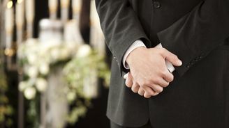 Mýty o truchlení po smrti blízkých: Čím pozůstalé rozhodně nepodpoříte? A co pomáhá? Mýty o truchlení po smrti blízkých: Čím pozůstalé rozhodně nepodpoříte? A co pomáhá?