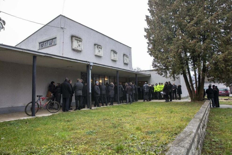 Stovky hostů se přišly rozloučit s tragicky zesnulým Pavlem (†52), jeho ženou Ivetou (†53) a tchyní Vierou (†79).