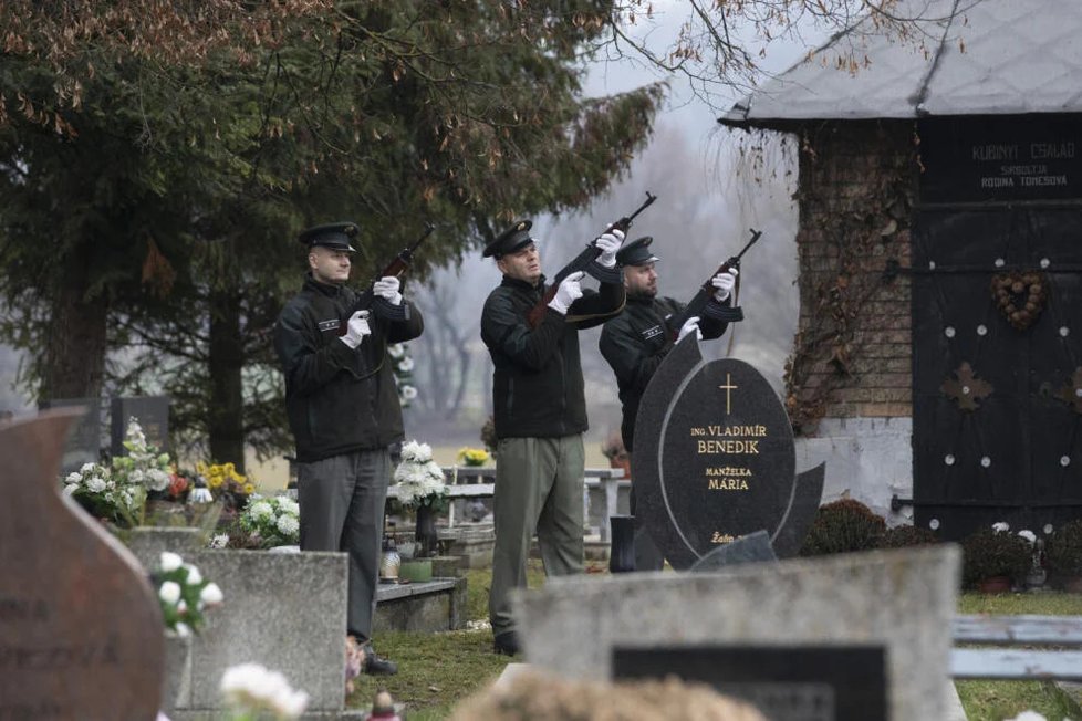 Stovky hostů se přišly rozloučit s tragicky zesnulým Pavlem (†52), jeho ženou Ivetou (†53) a tchyní Vierou (†79).