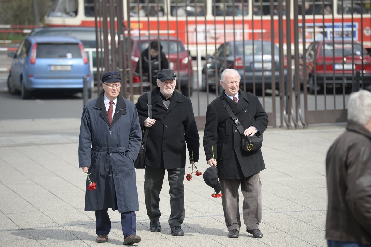 Peter Colotka (89)  Na smuteční akci se ukázal také bývalý předseda vlády Slovenské socialistické republiky, který byl stíhán kvůli podezření ze zneužití pravomoci veřejného činitele stejně jako Štěpán.