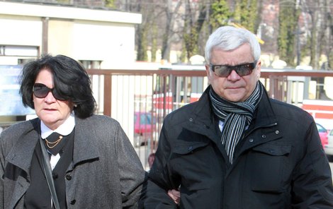 Vdovce Petra Štěpánka doprovázela sestra Kristýna Taberyová.