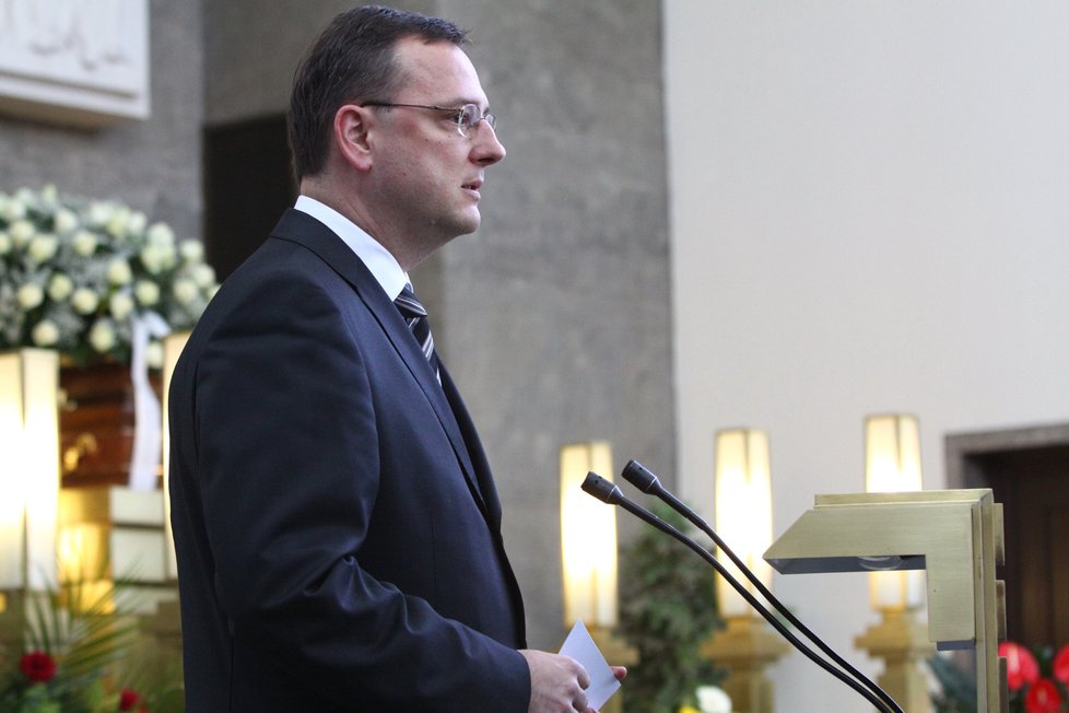 Smuteční řeč pronesl jen premiér Petr Nečas. Vzpomínal na Štěpánka jako na čestného a charakterního muže.