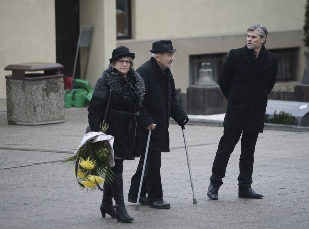 S Karlem Engelem se do Strašnic přišel rozloučit herec a kaskadér Zdeněk Srstka