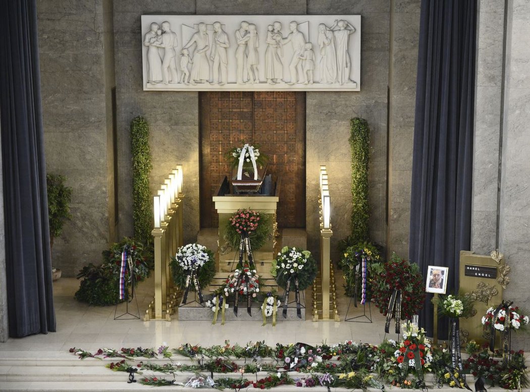 Olympionici, kamarádi i přátelé se ve velké obřadní síni strašnického krematoria rozloučili s Karlem Engelem