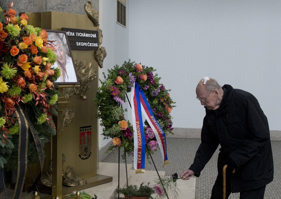 Lubomír Lipský položil k rakvi s ostatky Věry Tichánkové květinu.