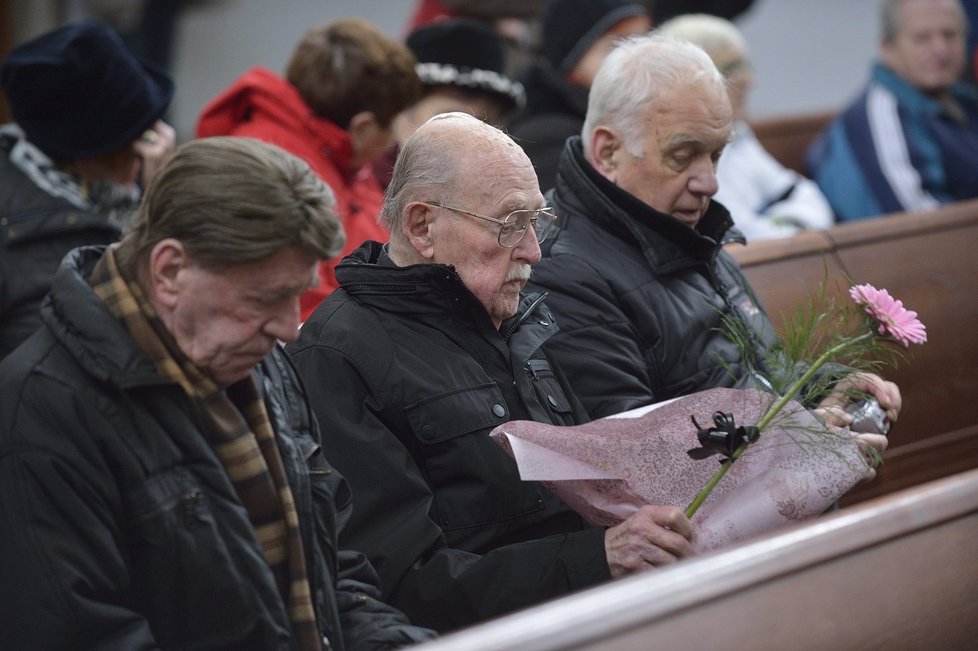 Lubomír Lipský přinesl květinu, kterou Věře položil později k rakvi.