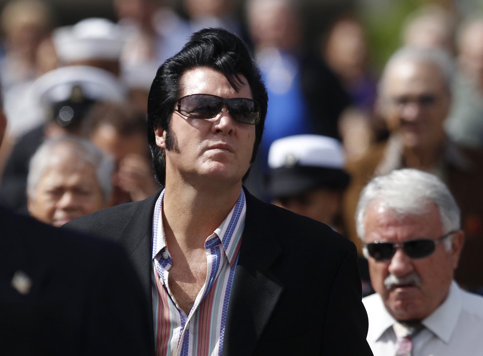 Přišel i fanoušek oblečen ve stylu Elvise Presleyho