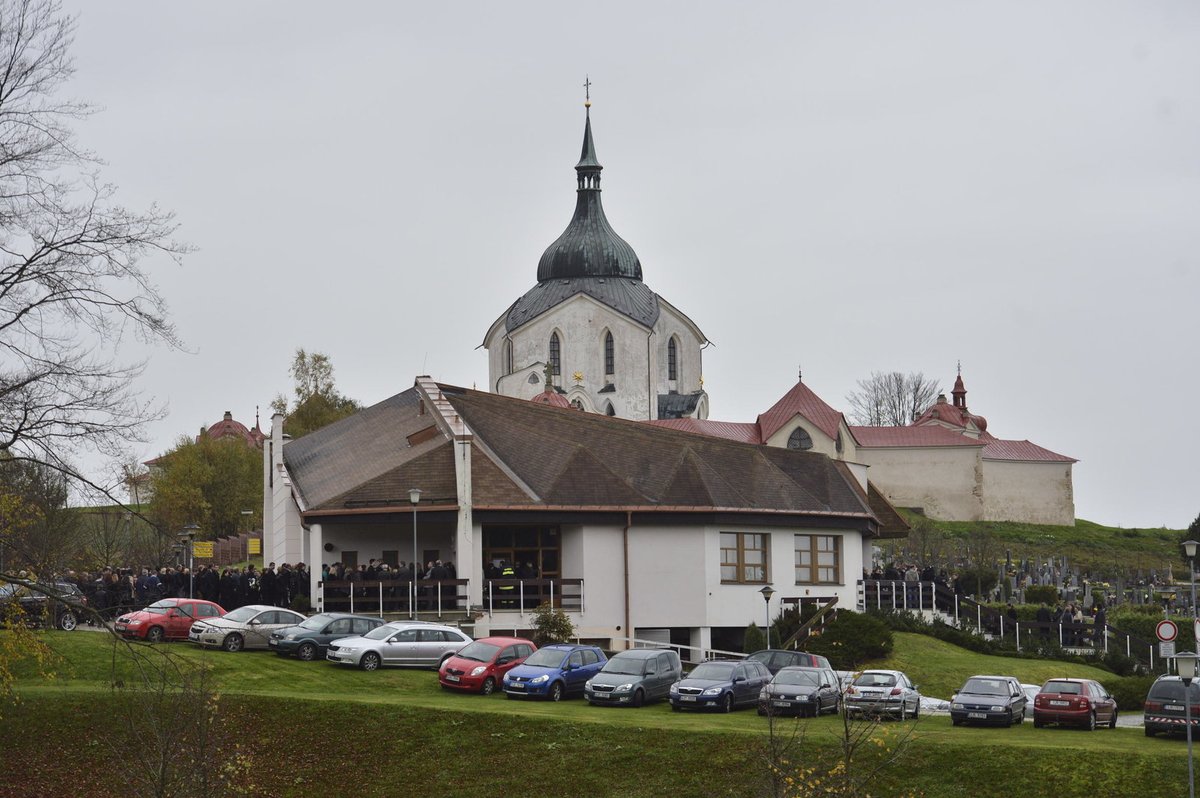 Kolem obřadní síně stála fronta Petrových kamarádů.