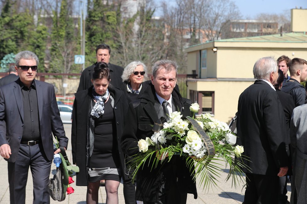 Pohřeb zavražděného učitele Středního odborného učiliště Ohradní Jana K. (†74). (13. dubna 2022)