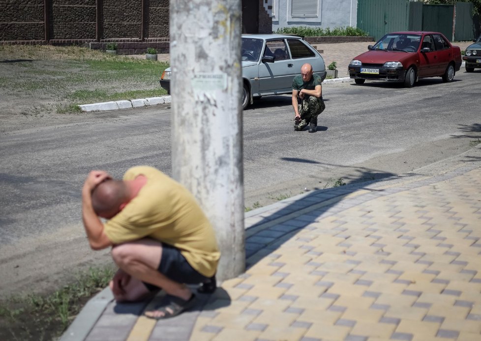 Lidé se klaní smutečnímu procesí.