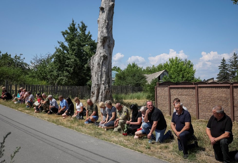 Pohřeb u Buči: Lidé se klaní smutečnímu procesí.