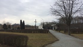 Smuteční síň a hřbitov v Telči, kde se konalo poslední rozloučení s Miroslavem Ch. (†50).