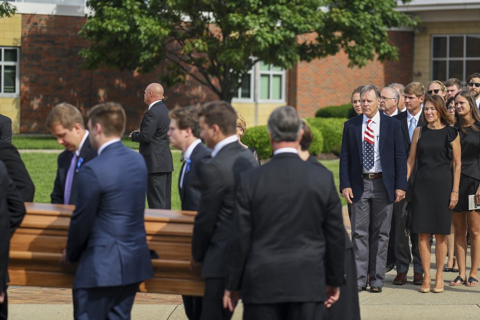 Pohřeb studenta Otto Warmbiera, který zemřel šest dní po svém propuštění z KLDR.