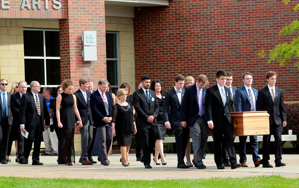 Pohřeb studenta Otto Warmbiera, který zemřel šest dní po svém propuštění z KLDR.