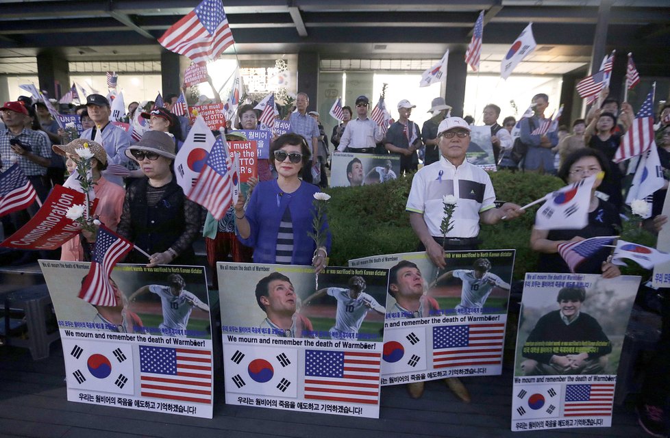 Ke vzpomínce na Otto Warmbiera se shromáždili lidé i v jihokorejském Soulu.
