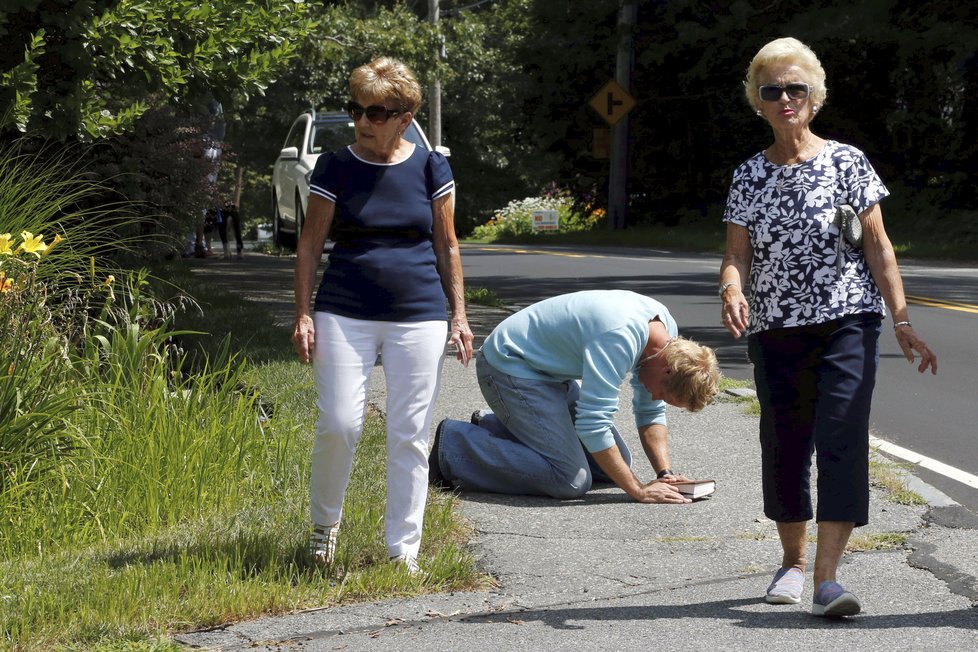 Pohřeb krásné Saoirse (†22): Truchlící lidé