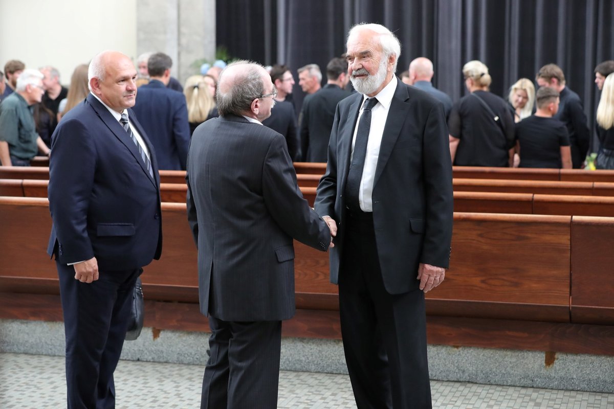 Pohřeb Václava Kotka: Zdeněk Svěrák a Jaroslav Uhlíř