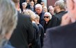 Václav Neckář na pohřbu svého syna Václav Neckář na pohřbu svého syna