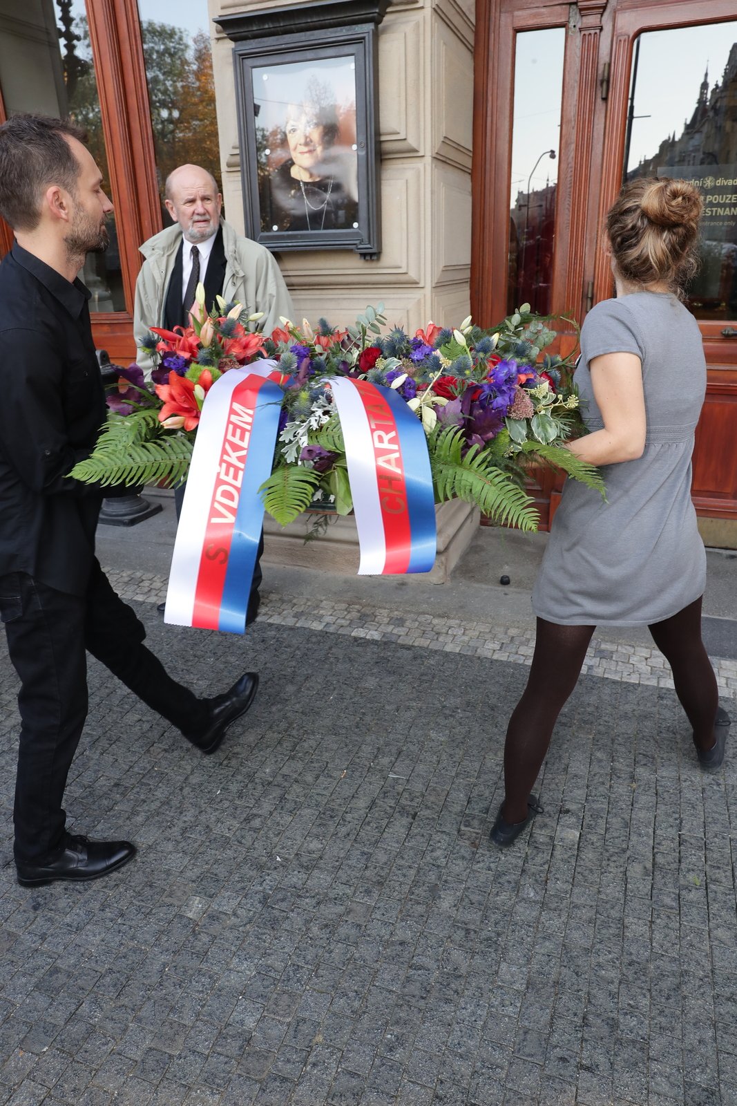 Věnec Charty 77 na pohřbu Vlasty Chramostové