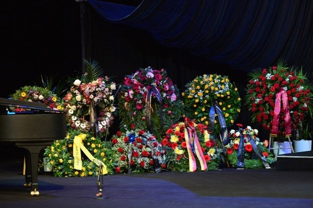 Pohřeb Vlasty Chramostové v Národním divadle. Kolem rakve byla záplava věnců.