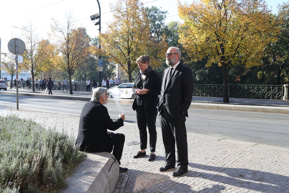 Jiří Bartoška na pohřbu Vlasty Chramostové