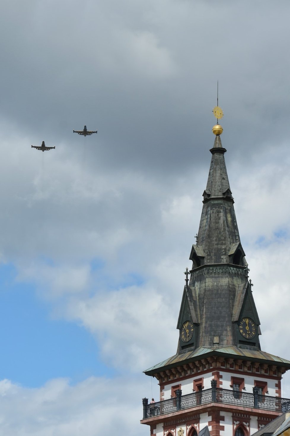 Přeletem letounů Gripen nad chomutovským náměstím 1. máje začal 14. srpna 2018 v poledne v Chomutově pohřeb Martina Marcina