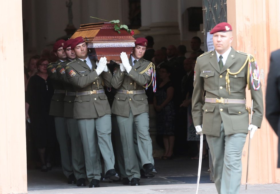 Vojáci odnáší tělo  Martina Marcina, vojáka padlého v Afghánistánu (14. 8. 2018)