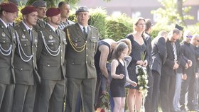 Vojáci, rodina, kamarádi se loučí s Janem Šenkýřem